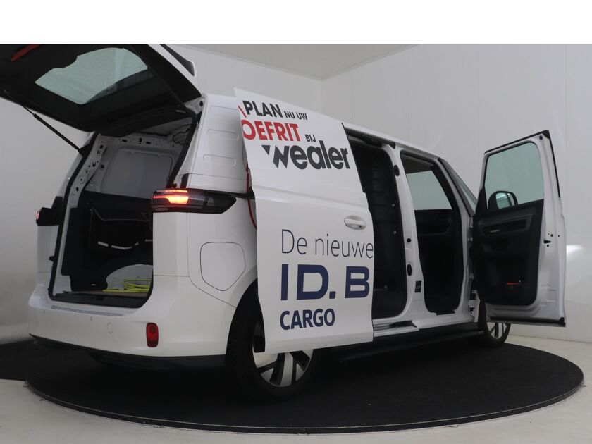VW-Bedrijfswagens ID. Buzz Cargo L1H1 77 kWh Introduction 204 pk Automaat (Demo) | Trekhaak | LM 19" | Navigatie | Apple Carplay | Schot Hoog+bindrail | Houten Vloer+Zijwandbekleding | Treeplank Zwart L+R