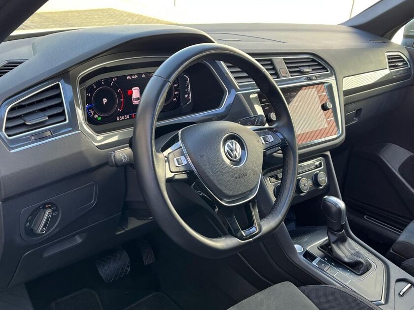 Volkswagen Tiguan Allspace 1.5 TSI Highline Business R 7p. | 150 PK | Panoramadak | Trekhaak | Navigatie | Stoelverwarming | 7 zitplaatsen