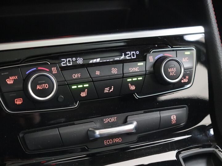BMW 2-serie Active Tourer 218iA 136pk Executive Sportline- Panoramadak, Keyless entry, Sportstoelen, Afneembare trekhaak.