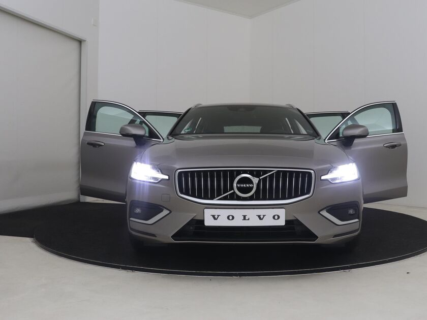Volvo V60 2.0 T5 250 PK Momentum Pro Sport Pack, lederen verwarmde sportstoelem, 19: LM-velgen, trekhaak wegklapbaar