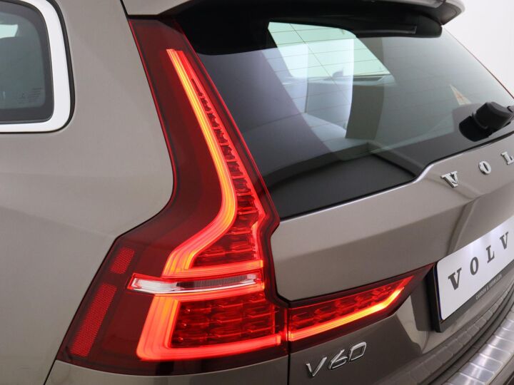 Volvo V60 2.0 T5 250 PK Momentum Pro Sport Pack, lederen verwarmde sportstoelem, 19: LM-velgen, trekhaak wegklapbaar