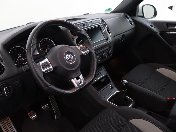 Volkswagen Tiguan 1.4 TSI 125 PK R-Line Edition R-line in- en exterieur, Panoramadak, Afneembare trekhaak, PDC voor en achter, Navigatiesysteem.