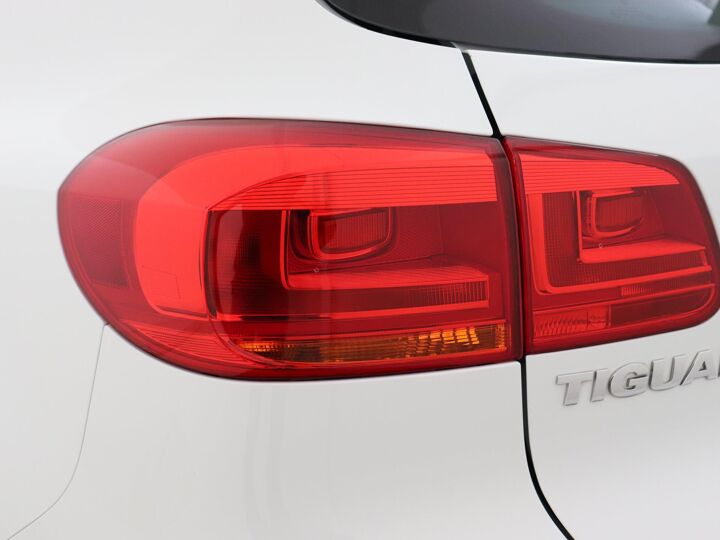 Volkswagen Tiguan 1.4 TSI 125 PK R-Line Edition R-line in- en exterieur, Panoramadak, Afneembare trekhaak, PDC voor en achter, Navigatiesysteem.