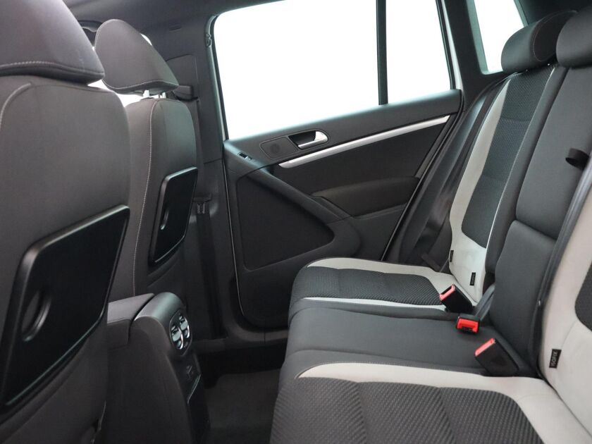 Volkswagen Tiguan 1.4 TSI 125 PK R-Line Edition R-line in- en exterieur, Panoramadak, Afneembare trekhaak, PDC voor en achter, Navigatiesysteem.
