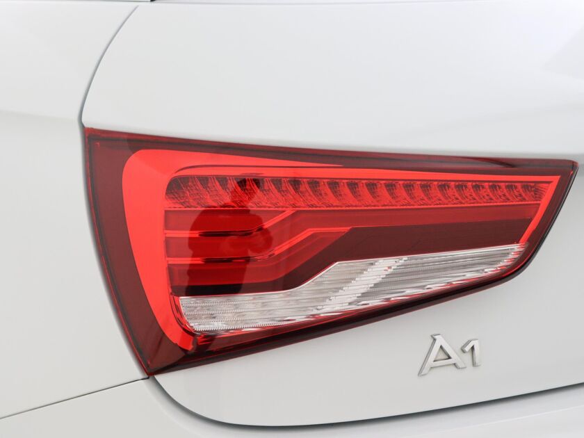 Audi A1 Sportback 1.0 TFSI Sport S line Edition S-line in- en exterieur, ECC, PDC voor en achter, Spiegels elektrisch inklapbaar.