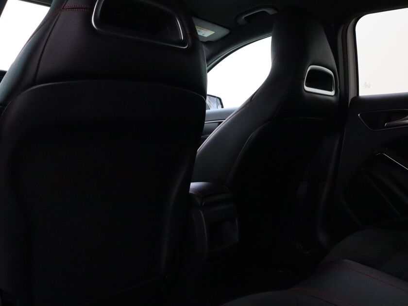 Mercedes-Benz GLA-klasse 180 AMG 122 PK  Night Edition Plus AMG uitvoering, 19"LM velgen, Alcantara bekleding, PDC voor en achter.