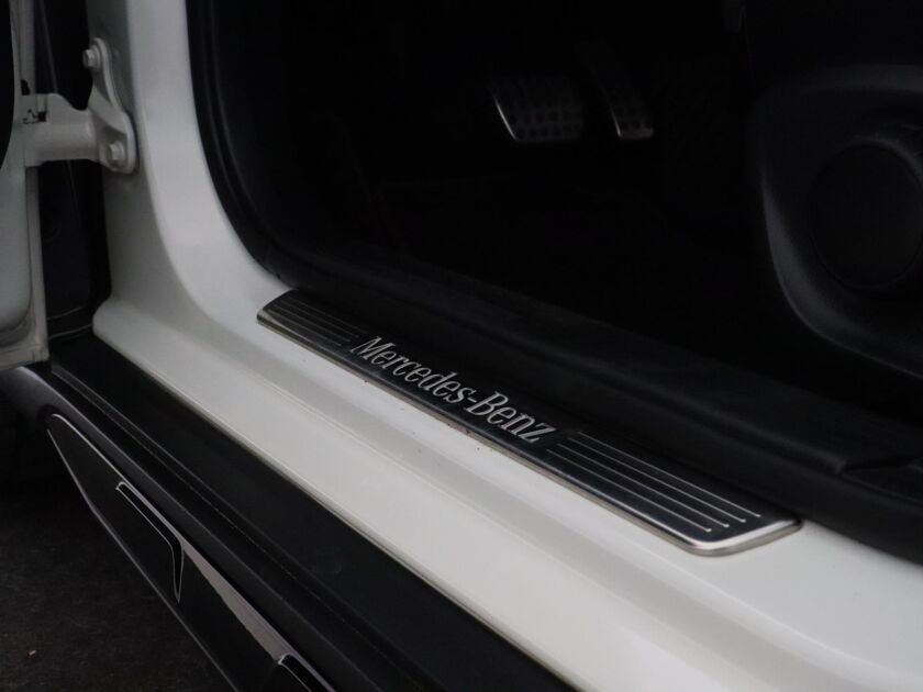 Mercedes-Benz GLA-klasse 180 AMG 122 PK  Night Edition Plus AMG uitvoering, 19"LM velgen, Alcantara bekleding, PDC voor en achter.