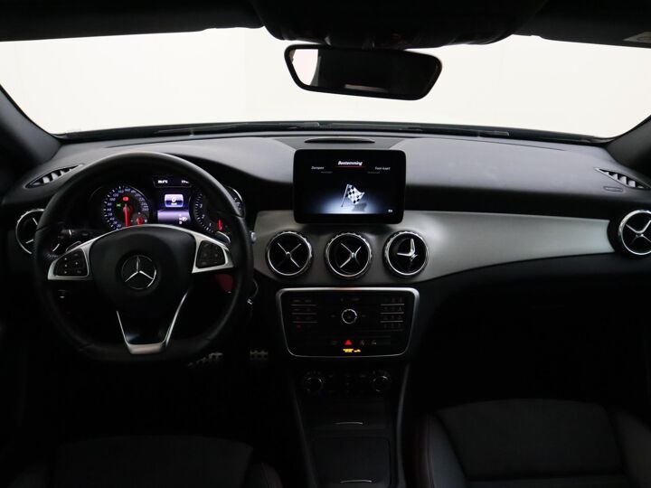 Mercedes-Benz GLA-klasse 180 AMG 122 PK  Night Edition Plus AMG uitvoering, 19"LM velgen, Alcantara bekleding, PDC voor en achter.