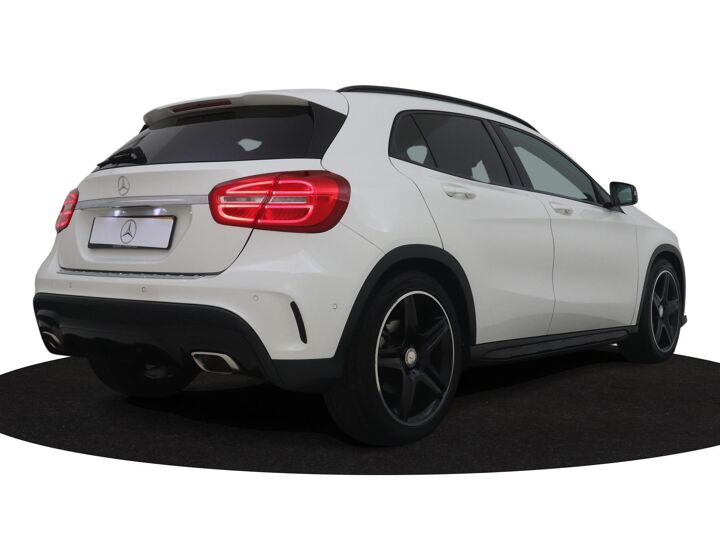 Mercedes-Benz GLA-klasse 180 AMG 122 PK  Night Edition Plus AMG uitvoering, 19"LM velgen, Alcantara bekleding, PDC voor en achter.