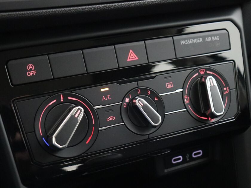 Volkswagen T-Cross 1.0 TSI 95 PK Life | ACC | App-Connect | Airco | LM 16" |