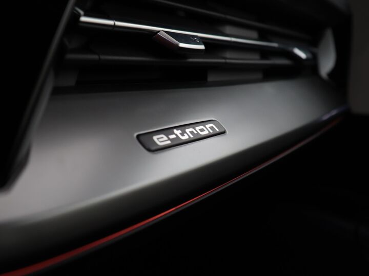 Audi Q4 e-tron 40 Launch edition Advanced | 204PK | Panoramadak | Key-Less | Digital Cockpit | Navigatie | Leder |