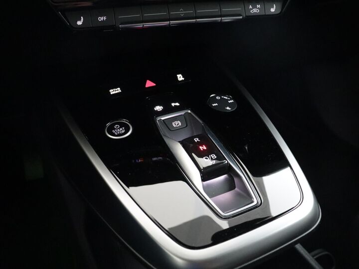 Audi Q4 e-tron 40 Launch Edition Advanced | 204 pk | Panoramadak | Lederen bekleding | LM 19"  | Virtual Cockpit | Navigatie | DAB | Voorstoelen Verwarmd |