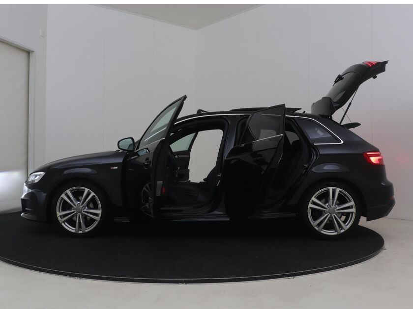 Audi A3 Sportback 35 TFSI CoD Advance Sport Aut.| 150 PK | Stoelverwarming | Panoramadak | Extra Getint Glas | DAB |