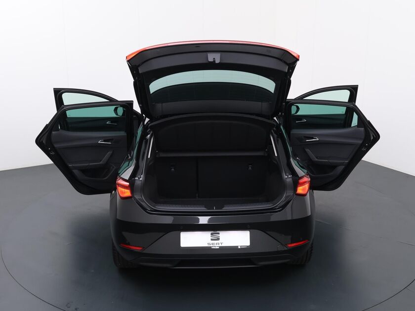 SEAT Leon Style Business Intense 1.5 | 130PK | Lederen bekleding | Lichtmetalen velgen 18 " | Apple carplay & Android Auto |