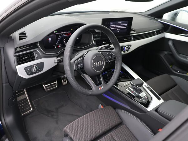 Audi A5 Sportback S edition Competition 35 TFSI 110 kW / 150 pk 7 versn. S-tronic | Glazen schuif/kantel dak | Optiekpakket Zwart plus | 20" Lichtmetalen velgen | Audi Sound system | Matrix-LED | Ambiente lichtpakket plus (sfeerverlichting mulitcolor) | Stoelverwarming | Sportstoelen incl. lendensteun | Parkeersensoren + achteruitrijcamera