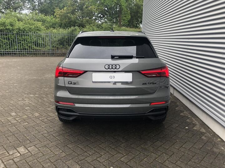 Audi Q3 S Edition 45 TFSI e 180 kW / 245 pk Adaptive Cruise Controle | Comfortsleutel | Leer mono pur bekleding | Lendensteun voor | Lichtpakketplus Ambiente light multicolour | Optiekpakket Zwart Plus | Privacy Glass | Stoelverwarming voor