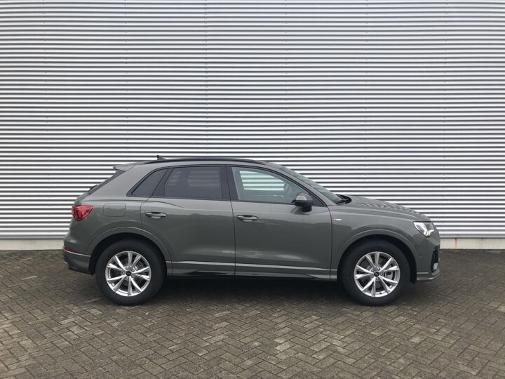 Audi Q3 S Edition 45 TFSI e 180 kW / 245 pk Adaptive Cruise Controle | Comfortsleutel | Leer mono pur bekleding | Lendensteun voor | Lichtpakketplus Ambiente light multicolour | Optiekpakket Zwart Plus | Privacy Glass | Stoelverwarming voor