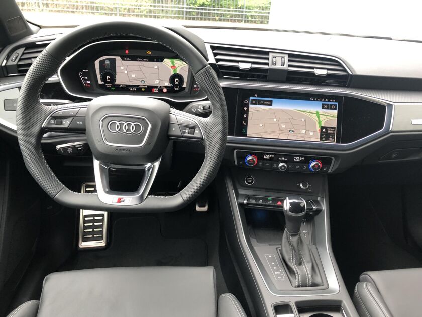 Audi Q3 S Edition 45 TFSI e 180 kW / 245 pk Adaptive Cruise Controle | Comfortsleutel | Leer mono pur bekleding | Lendensteun voor | Lichtpakketplus Ambiente light multicolour | Optiekpakket Zwart Plus | Privacy Glass | Stoelverwarming voor