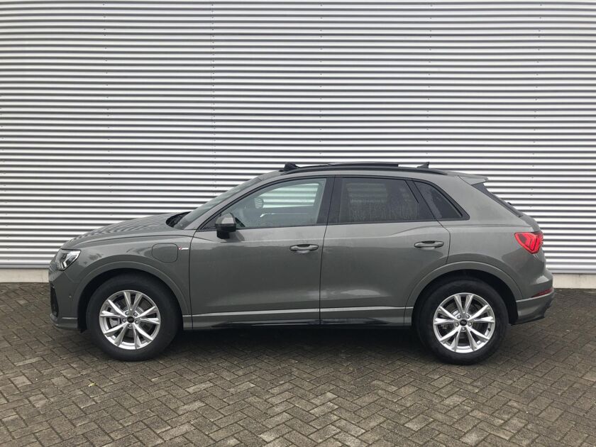 Audi Q3 S Edition 45 TFSI e 180 kW / 245 pk Adaptive Cruise Controle | Comfortsleutel | Leer mono pur bekleding | Lendensteun voor | Lichtpakketplus Ambiente light multicolour | Optiekpakket Zwart Plus | Privacy Glass | Stoelverwarming voor