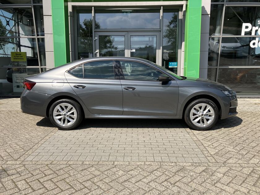 Škoda Octavia First Edition 1.5 TSI m-HEV 115 pk DSG | Automaat | Navigatie | Adaptieve cruise control | Apple Carplay/Android Auto | 17" lichtmetalen velgen |