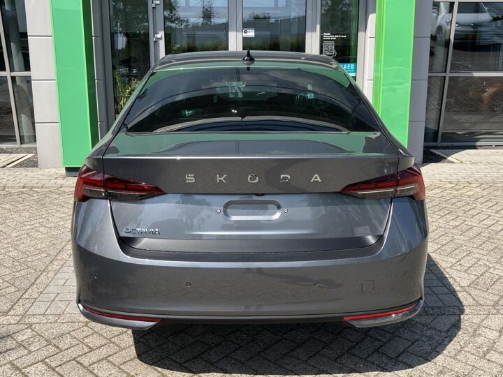 Škoda Octavia First Edition 1.5 TSI m-HEV 115 pk DSG | Automaat | Navigatie | Adaptieve cruise control | Apple Carplay/Android Auto | 17" lichtmetalen velgen |