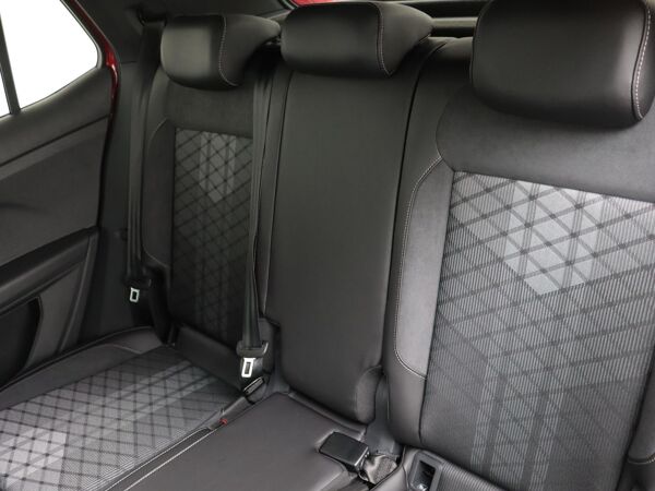 Volkswagen T-Cross R-Line 1.0 TSI 115 pk TSI 6 versn. Hand 18 inch LMV | Multimedia pakket | Comfort pakket | Digital cockpit pro |