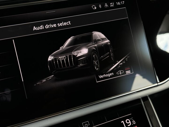 Audi Q7 Pro Line S 55 TFSI e 290 kW / 394 pk SUV 8 versn. Tiptronic quattro | Audi Virtual cockpit | B&O Premium 3D Sound | Adaptv. luchtvering | Sportstoelen plus voorin | Optiekpakket Zwart plus | Glazen panorama schuif/kantel dak | Lichtpakket plus ambient | Assistentiepakket Parking plus | Elektr. instelbare stoelen voor | Rode remzadels | Elektr. wegzwenkbare trekhaak | Matrix LED | Uitgebreide voorverwarming + ventilatie | 21'' inch LMV