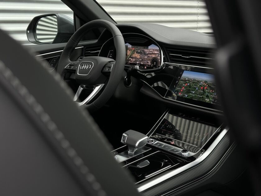 Audi Q7 Pro Line S 55 TFSI e 290 kW / 394 pk SUV 8 versn. Tiptronic quattro | Audi Virtual cockpit | B&O Premium 3D Sound | Adaptv. luchtvering | Sportstoelen plus voorin | Optiekpakket Zwart plus | Glazen panorama schuif/kantel dak | Lichtpakket plus ambient | Assistentiepakket Parking plus | Elektr. instelbare stoelen voor | Rode remzadels | Elektr. wegzwenkbare trekhaak | Matrix LED | Uitgebreide voorverwarming + ventilatie | 21'' inch LMV