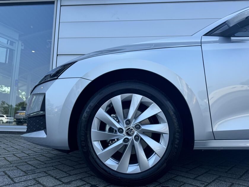 Škoda Octavia First Edition 1.5 TSI m-HEV 115 pk DSG | Automaat | Navigatie | Adaptieve cruise control | Apple Carplay/Android Auto | 17" lichtmetalen velgen |