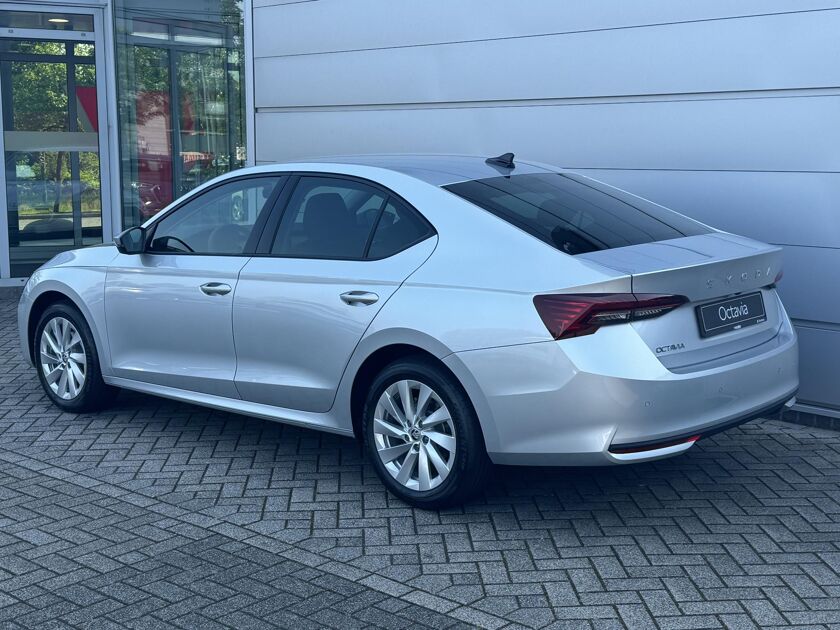 Škoda Octavia First Edition 1.5 TSI m-HEV 115 pk DSG | Automaat | Navigatie | Adaptieve cruise control | Apple Carplay/Android Auto | 17" lichtmetalen velgen |