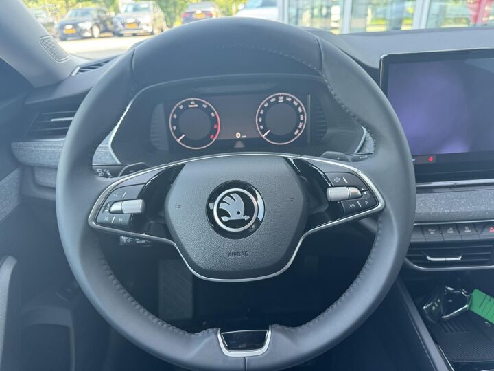 Škoda Octavia First Edition 1.5 TSI m-HEV 115 pk DSG | Automaat | Navigatie | Adaptieve cruise control | Apple Carplay/Android Auto | 17" lichtmetalen velgen |