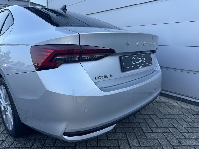 Škoda Octavia First Edition 1.5 TSI m-HEV 115 pk DSG | Automaat | Navigatie | Adaptieve cruise control | Apple Carplay/Android Auto | 17" lichtmetalen velgen |