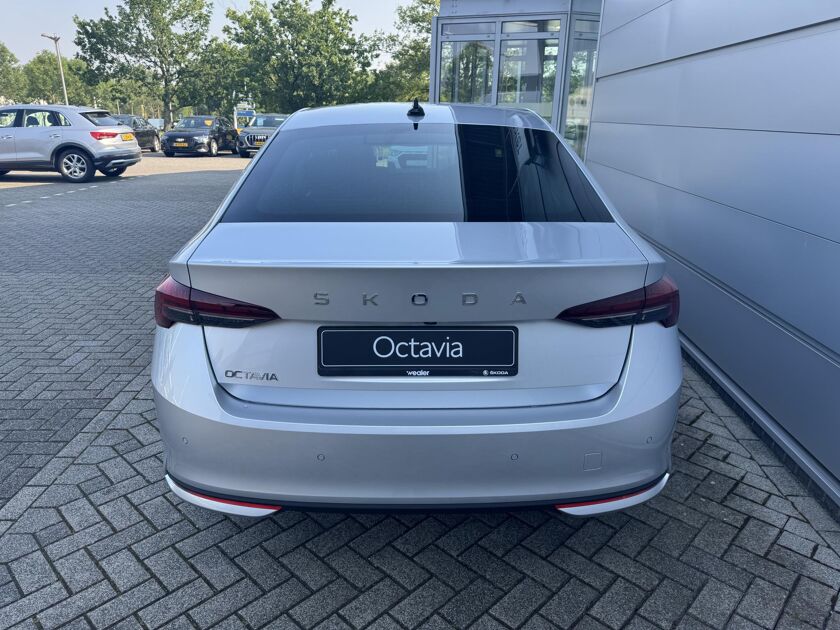 Škoda Octavia First Edition 1.5 TSI m-HEV 115 pk DSG | Automaat | Navigatie | Adaptieve cruise control | Apple Carplay/Android Auto | 17" lichtmetalen velgen |