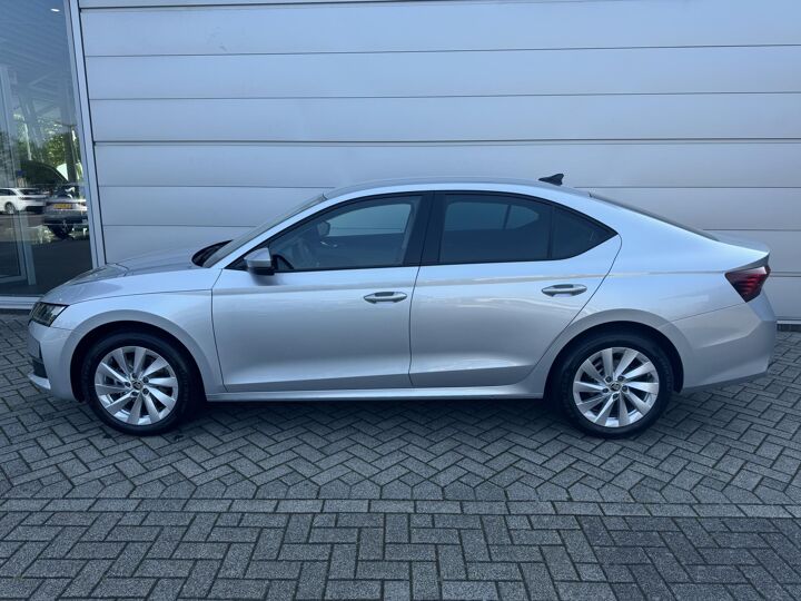 Škoda Octavia First Edition 1.5 TSI m-HEV 115 pk DSG | Automaat | Navigatie | Adaptieve cruise control | Apple Carplay/Android Auto | 17" lichtmetalen velgen |