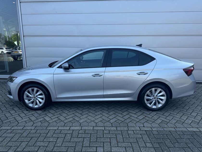 Škoda Octavia First Edition 1.5 TSI m-HEV 115 pk DSG | Automaat | Navigatie | Adaptieve cruise control | Apple Carplay/Android Auto | 17" lichtmetalen velgen |