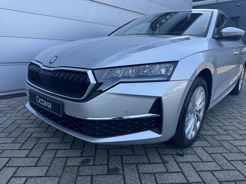 Škoda Octavia First Edition 1.5 TSI m-HEV 115 pk DSG | Automaat | Navigatie | Adaptieve cruise control | Apple Carplay/Android Auto | 17" lichtmetalen velgen |