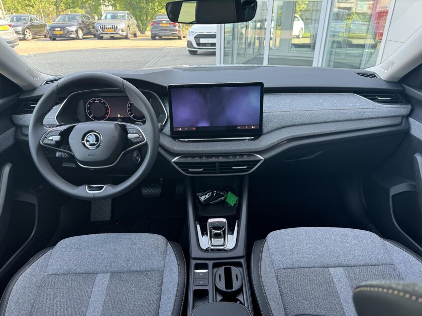 Škoda Octavia First Edition 1.5 TSI m-HEV 115 pk DSG | Automaat | Navigatie | Adaptieve cruise control | Apple Carplay/Android Auto | 17" lichtmetalen velgen |