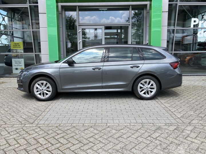 Škoda Octavia combi First Edition 1.5 TSI m-HEV 115 pk DSG | Automaat | Navigatie | Adaptieve cruise control | Apple Carplay/Android Auto | 17" lichtmetalen velgen |