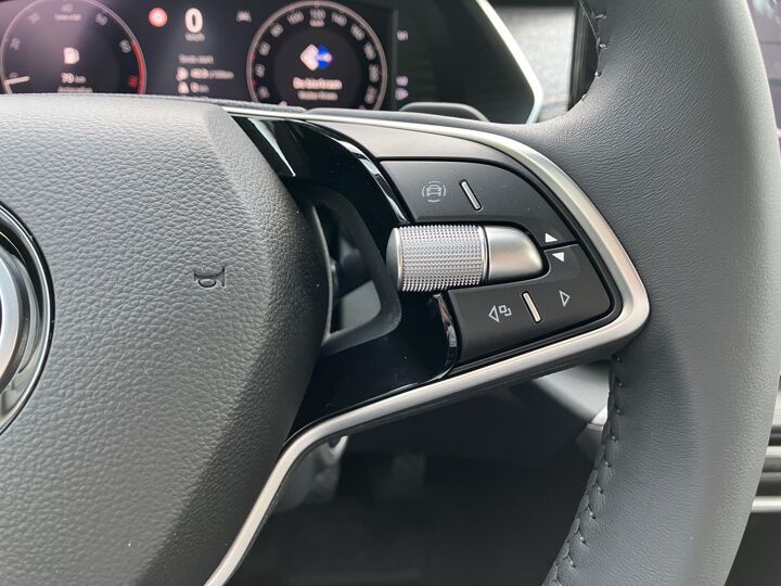 Škoda Octavia combi First Edition 1.5 TSI m-HEV 115 pk DSG | Automaat | Navigatie | Adaptieve cruise control | Apple Carplay/Android Auto | 17" lichtmetalen velgen |