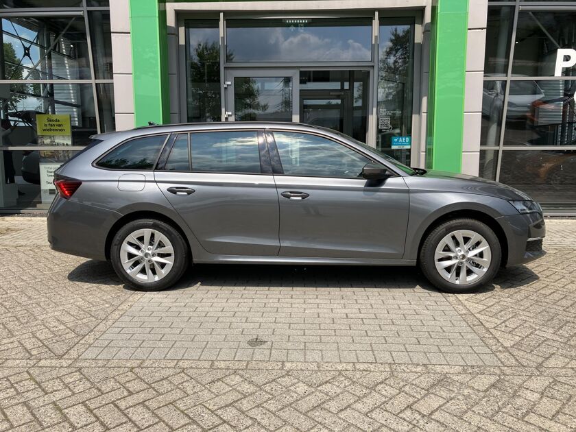 Škoda Octavia combi First Edition 1.5 TSI m-HEV 115 pk DSG | Automaat | Navigatie | Adaptieve cruise control | Apple Carplay/Android Auto | 17" lichtmetalen velgen |