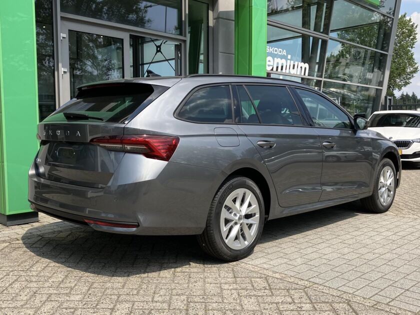 Škoda Octavia combi First Edition 1.5 TSI m-HEV 115 pk DSG | Automaat | Navigatie | Adaptieve cruise control | Apple Carplay/Android Auto | 17" lichtmetalen velgen |