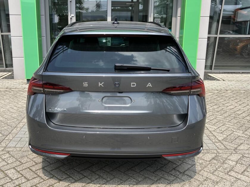 Škoda Octavia combi First Edition 1.5 TSI m-HEV 115 pk DSG | Automaat | Navigatie | Adaptieve cruise control | Apple Carplay/Android Auto | 17" lichtmetalen velgen |