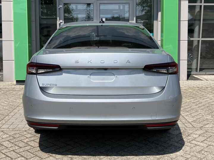 Škoda Superb First Edition 1.5 TSI m-HEV 150 pk DSG | Automaat | Elektrische achterklep | Navigatie | Adaptieve cruise control | 18'' Lichtmetalen velgen | Camera |