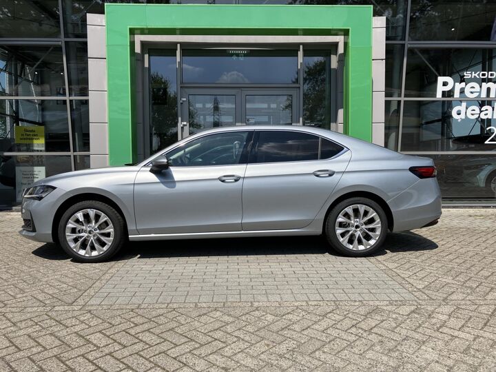 Škoda Superb First Edition 1.5 TSI m-HEV 150 pk DSG | Automaat | Elektrische achterklep | Navigatie | Adaptieve cruise control | 18'' Lichtmetalen velgen | Camera |