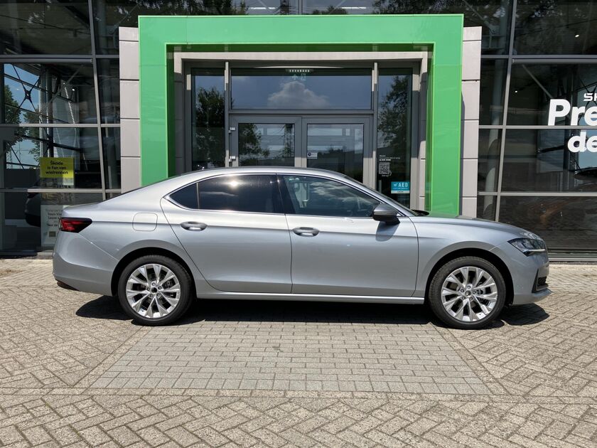 Škoda Superb First Edition 1.5 TSI m-HEV 150 pk DSG | Automaat | Elektrische achterklep | Navigatie | Adaptieve cruise control | 18'' Lichtmetalen velgen | Camera |