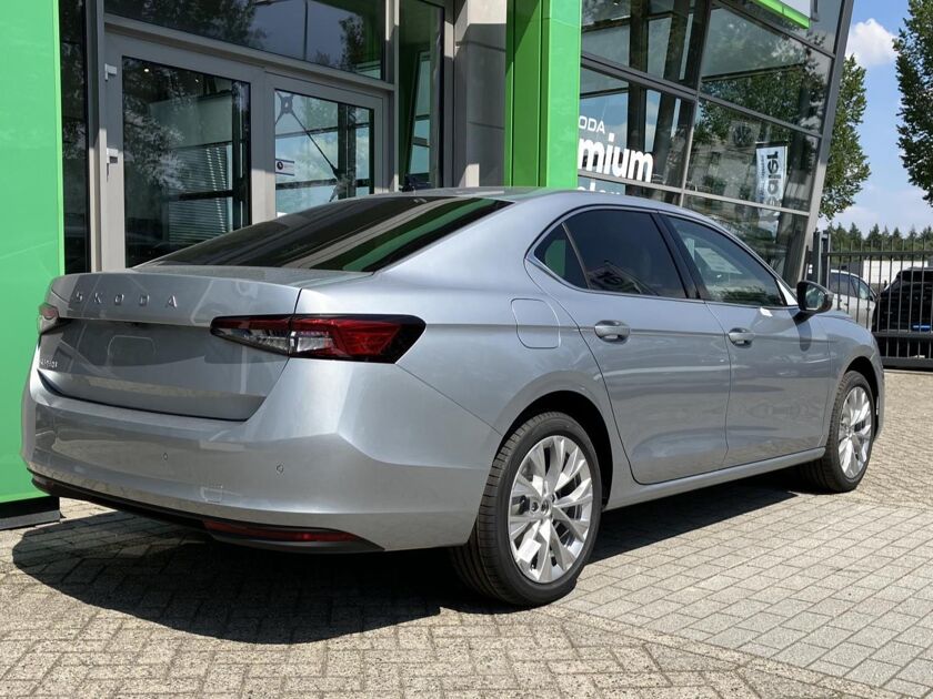 Škoda Superb First Edition 1.5 TSI m-HEV 150 pk DSG | Automaat | Elektrische achterklep | Navigatie | Adaptieve cruise control | 18'' Lichtmetalen velgen | Camera |