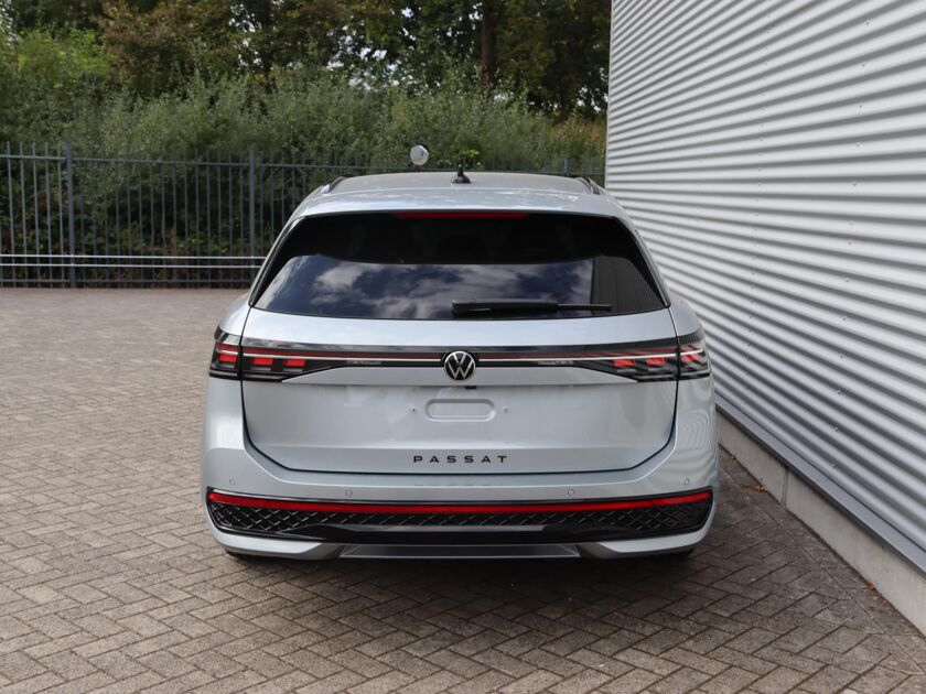 Volkswagen Passat Variant R-Line Business 1.5 eHybrid 150 kW / 204 pk Varian Volkswagen Passat Variant R-Line Business 1.5 PHEV 150 kW / 204 pk Variant 6 versn. DSG | Black Style | Trekhaak elektrisch wegklapbaar |