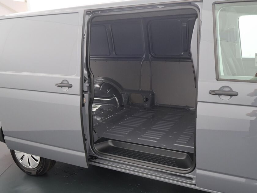 Volkswagen Bedrijfswagens Transporter 2.0 TDI L2H1 28 | 150 PK | Trekhaak | Verzwaarde vering achter | Achteruitrijcamera |