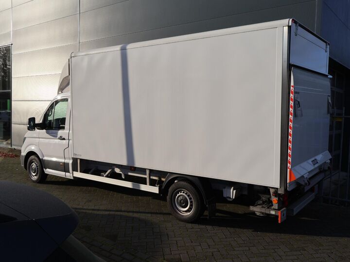 Volkswagen Bedrijfswagens Crafter 35 2.0 TDI L4 Trendline EURO VI | 140 PK | Bestebak Karhof + Deur + Dakspoiler | Elektrische Laadklep 750Kg + Rolstop | Versterkte vering + Stabilisator | Airco | Cruise Control | Navigatie DAB+ Apple Carplay | Comfort Bestuurdersstoel met Armleuningen en Lendesteun + Bijrijdersbank met Opbergvak | Karhof Laadbak 4,5m + Lat-om-Lat + Combi Bindrails