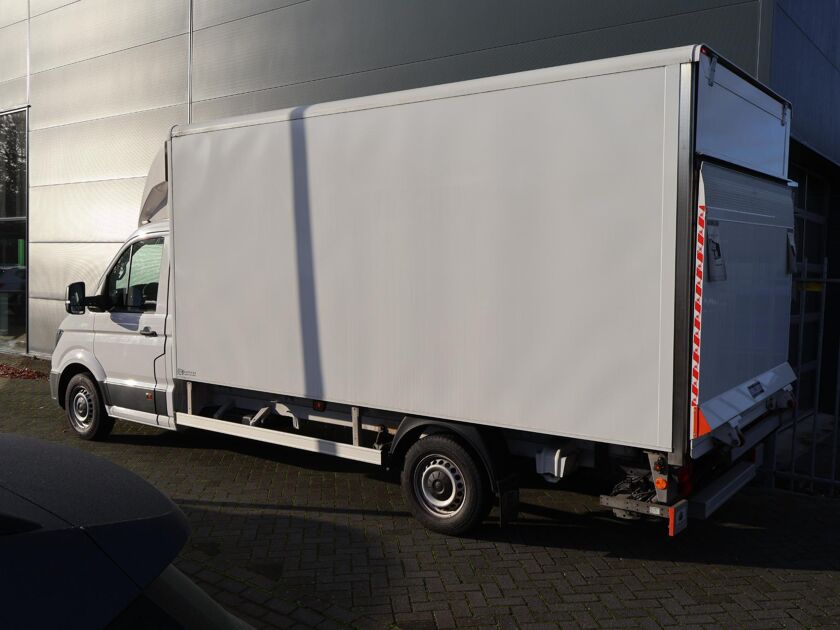 Volkswagen Bedrijfswagens Crafter 35 2.0 TDI L4 Trendline EURO VI | 140 PK | Bestebak Karhof + Deur + Dakspoiler | Elektrische Laadklep 750Kg + Rolstop | Versterkte vering + Stabilisator | Airco | Cruise Control | Navigatie DAB+ Apple Carplay | Comfort Bestuurdersstoel met Armleuningen en Lendesteun + Bijrijdersbank met Opbergvak | Karhof Laadbak 4,5m + Lat-om-Lat + Combi Bindrails